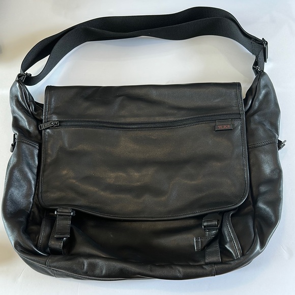 Tumi Black Messenger Bag Sleek Design Adjustable Straps